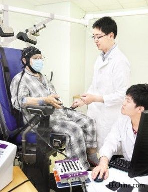 国产机器人“神工一号”实现意念控制
