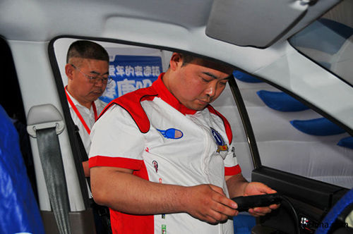 参赛选手用S700汽车智能诊断系统做诊断