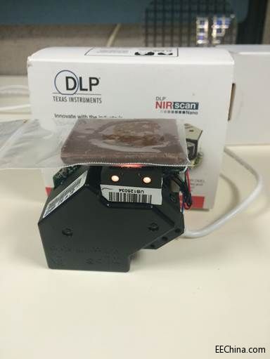 照片1：“执行任务中”的DLP NIRscan Nano EVM.jpg