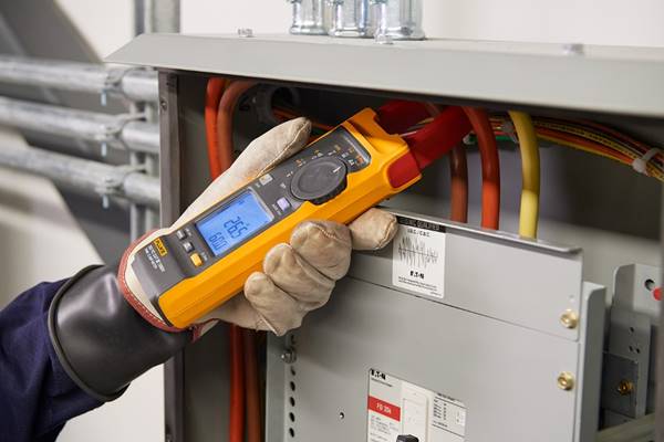 配有 iFlex 探头的 Fluke 393 FC CAT III 1500 V真有效值钳表可在 1500 V 直流环境中提供安全、快速的测量